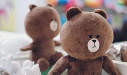 网红熊公仔吃瓜图片,萌态十足引网友热议